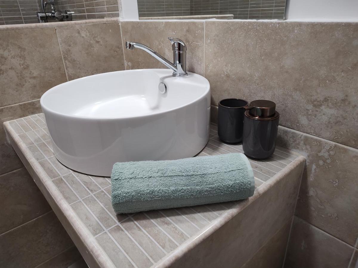 Central Apartment With 2 Bedrooms And 2 Bathrooms Oradea Extérieur photo