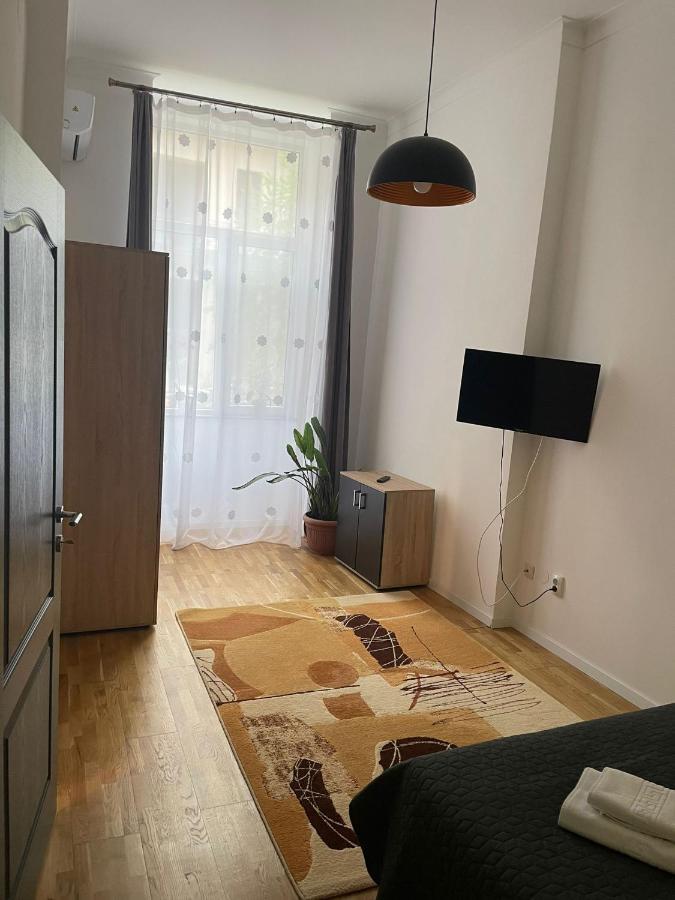 Central Apartment With 2 Bedrooms And 2 Bathrooms Oradea Extérieur photo