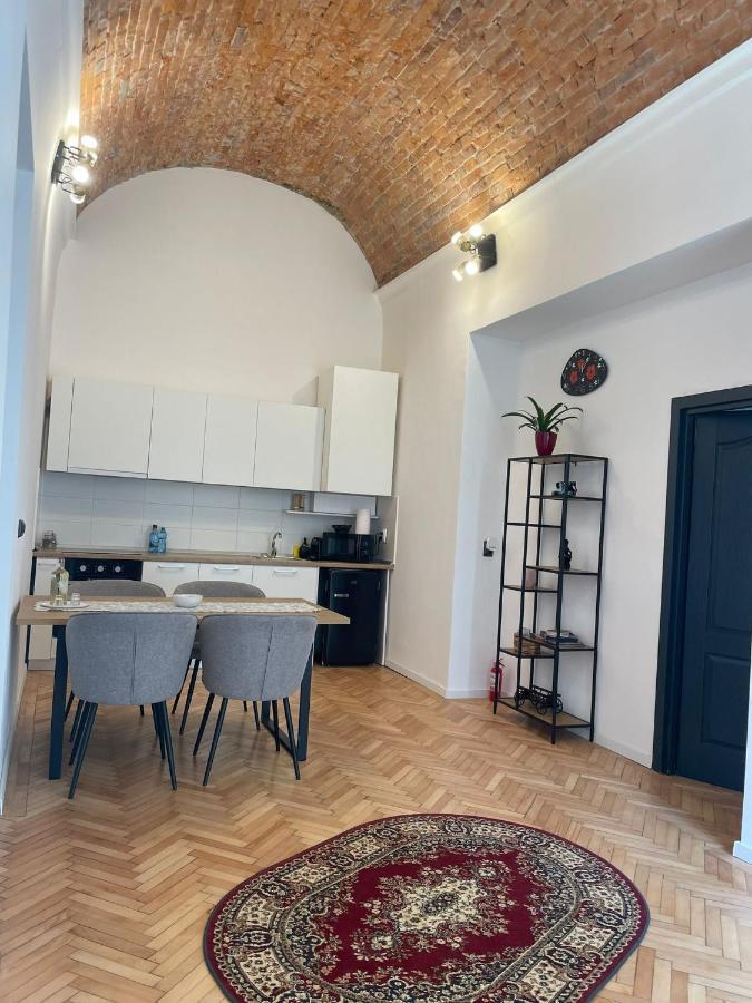 Central Apartment With 2 Bedrooms And 2 Bathrooms Oradea Extérieur photo