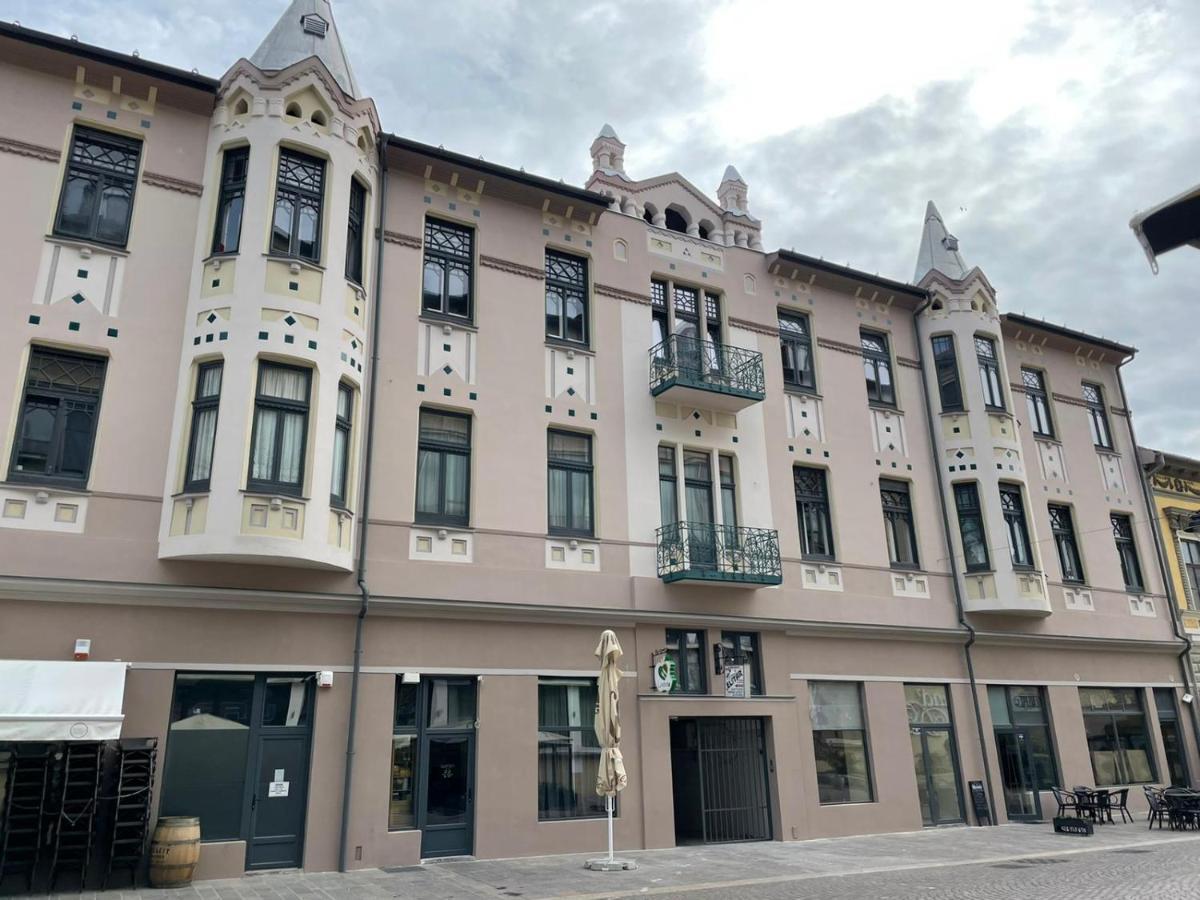 Central Apartment With 2 Bedrooms And 2 Bathrooms Oradea Extérieur photo