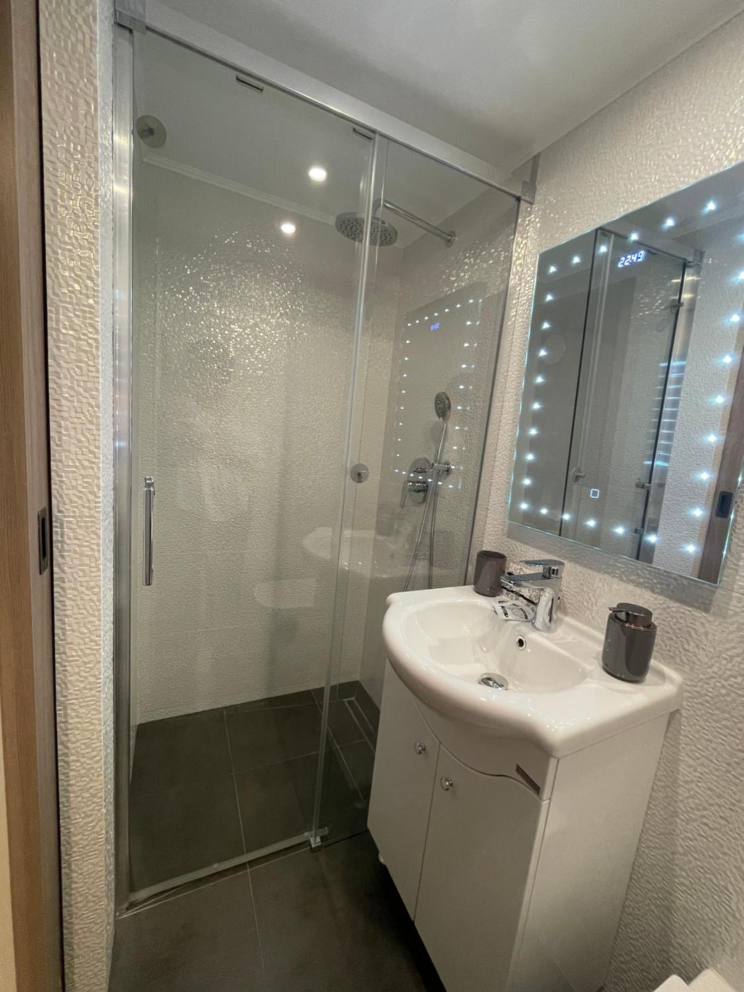 Central Apartment With 2 Bedrooms And 2 Bathrooms Oradea Extérieur photo
