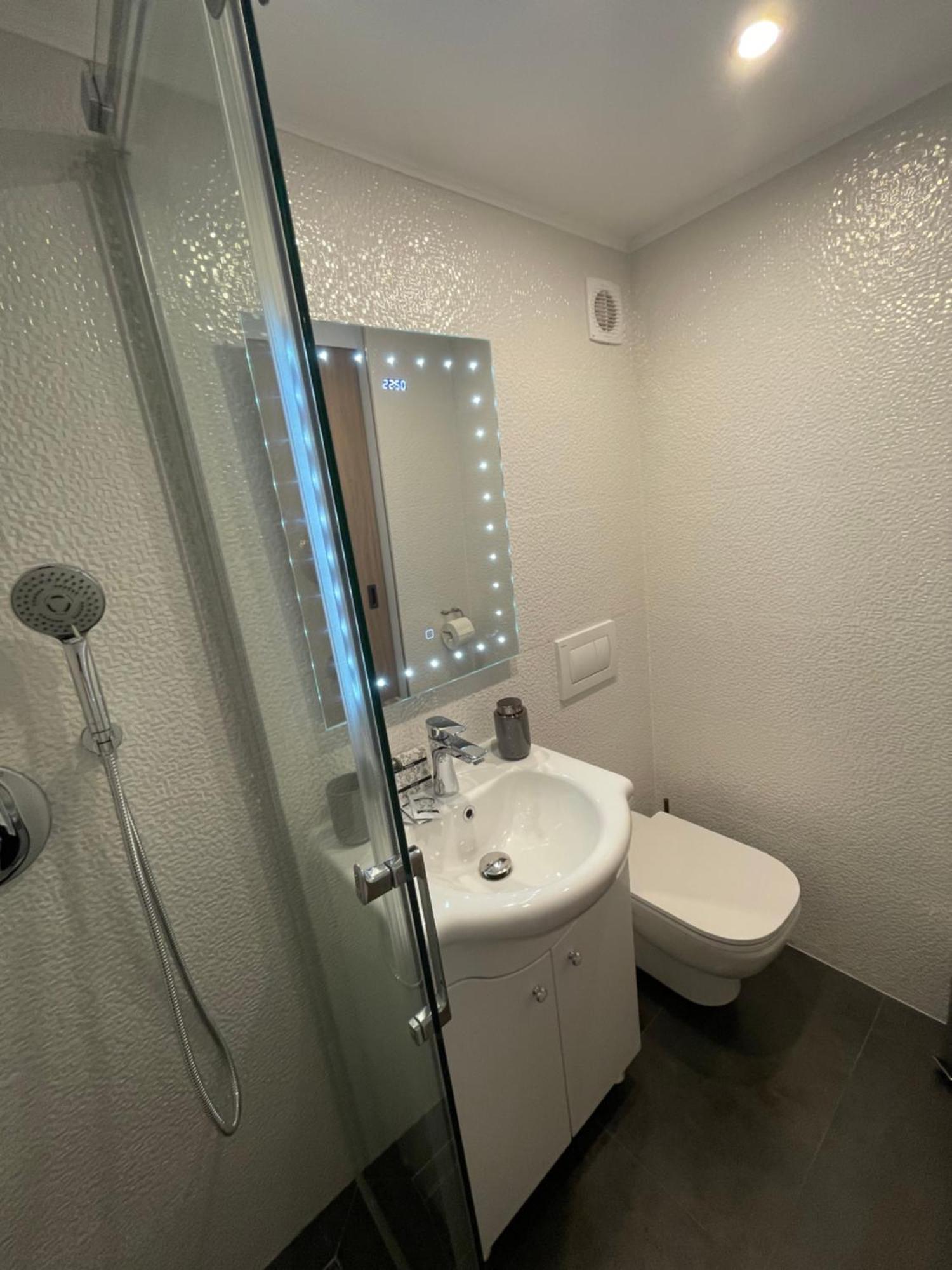 Central Apartment With 2 Bedrooms And 2 Bathrooms Oradea Extérieur photo